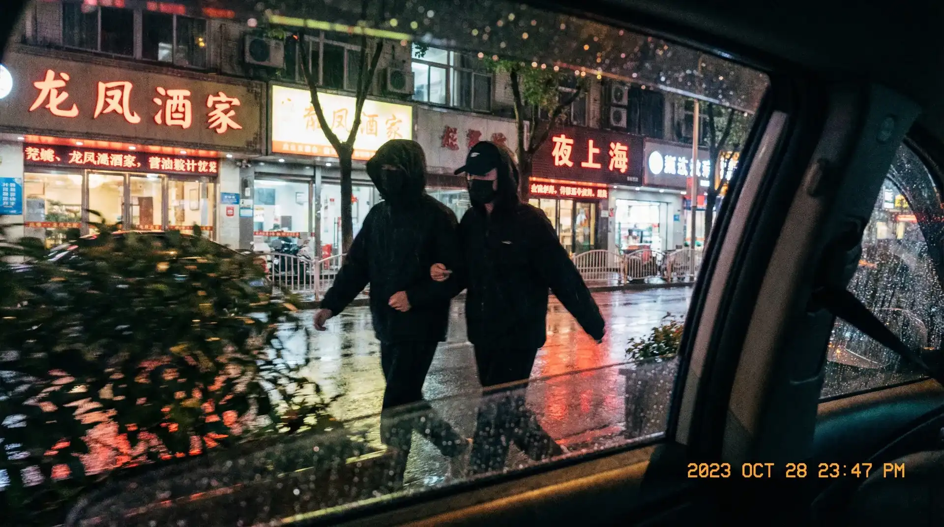 靠比较软件下载大全免费APP - 顶流明星深夜密会现场抓拍照片